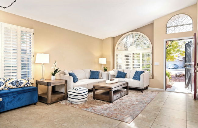 Bella Vista by Avantstay Pool w/ Waterslide - Photo 2