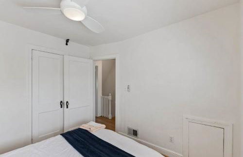 Beautiful 3BR 2BA Colonial House by CozySuites - Foto 13