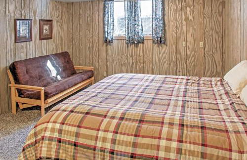 Wonderful Home on Sand Lake with Expansive Porch! - Foto 36