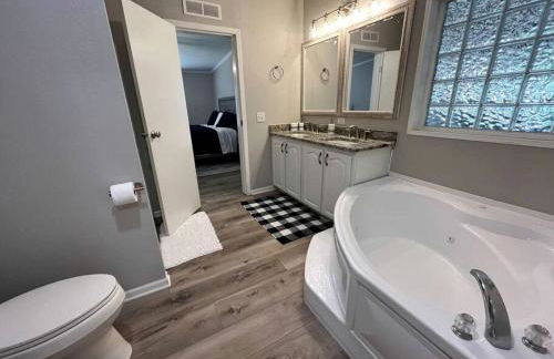 Spacious Vacation Rental with Stunning Lake Views from the Incredible Deck for an Amazing Getaway in Sabine National Forest in Hemphill, Texas - Foto 18