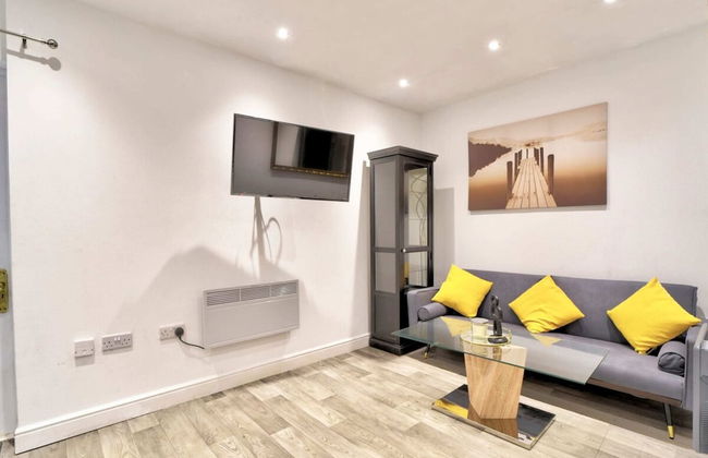 Cozy Guest Lodge With a Large Secluded Garden - Photo 8