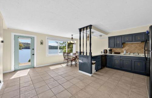 Lakefront Getaway with Private Dock & Scenic Views home - Foto 7