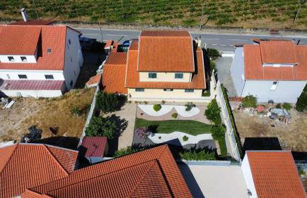 Charming House in Cortiçada with Balcony and Mountain View - Foto 34