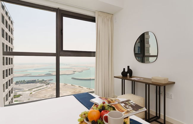 Maison Privee - Modern & Panoramic Sea View Apt on Al Reem Island - Photo 2