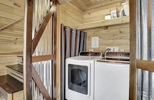 Rustic Barn Retreat w Hot Tub Game Room & FirePit - Foto 23