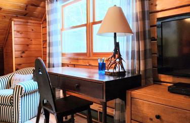 Stylish Forest Lodge with Large Hot Tub, Firepit and Fireplace minutes to Gore Mountain - Foto 47