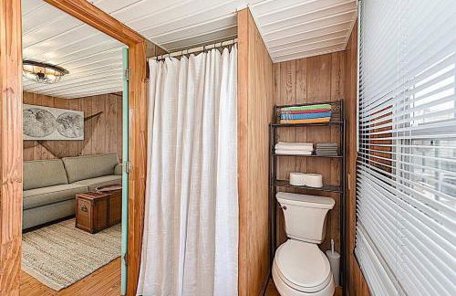 Shipwrecked Shack Waterfront House Boat on Land - Foto 10