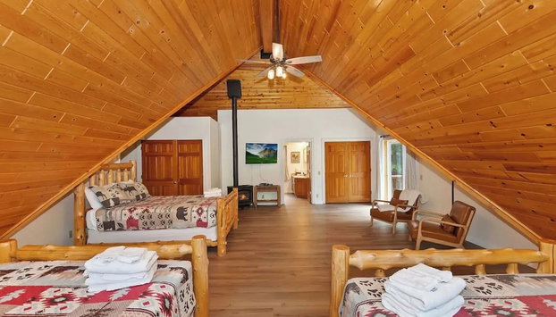 Timber Lodge HUGE Log Cabin with Hot Tub - Foto 2, Habitación