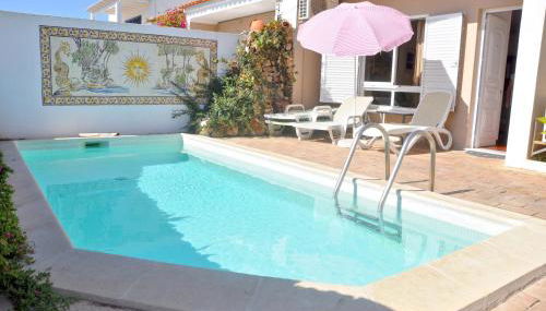 Stylish Well-equipped, Private Pool, Close to Amenities, Free AC & Wifi - Foto 4, sunbed