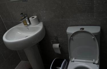 Luxury 4 Bed 3 bath 6 mins from City Renter - Photo 15