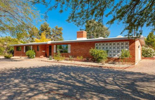 Stylish Mid-Century Oasis with Pool - Foto 11