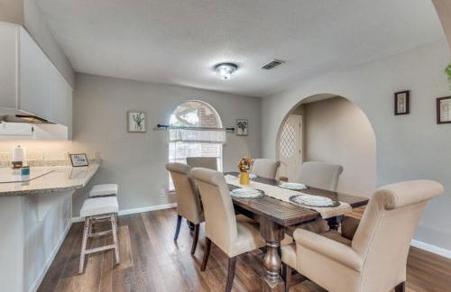 Farmhouse With Amazing Pool at Wester Hills Temple - Photo 3