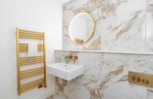 Dragon Suites Luxury Apartments at Rutland Square - Photo 27