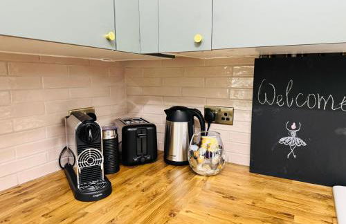 Designer 2 Bed Luxury Apartament with Private Garden in London - Foto 9