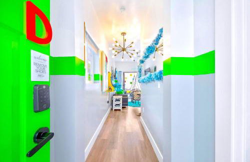 D- Hip & Stylish NoHo Family-Friendly Home near Universal & Hollywood with Patio - Hot Tub - Games - & Parking - Foto 11