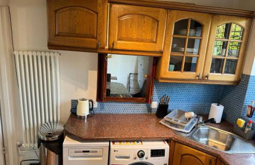 3 Bed House in Cheam, London with Garden, Parking and Playground - Photo 8
