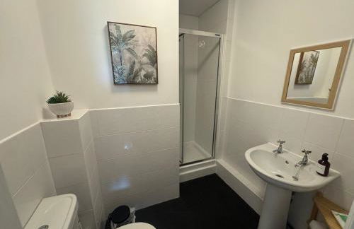 2 bed - 2 bath, gated parking, M62 J27 - Foto 7