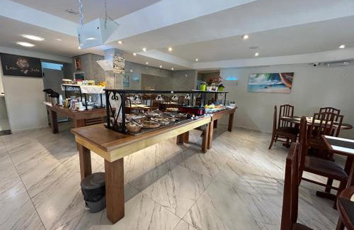 Fabuloso flat 241, Amarílis, Riviera de São Lourenço 3 Piscinas climatizadas carregador veiculo eletrico 2 quartos sendo uma suíte internet 500mb Adega, cozinha equipada completa, serviço de praia fim de semana limpeza trocas de toalhas, - Foto 29