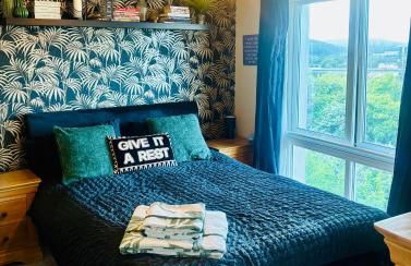 4 bed Townhouse with spectacular views 4 miles from Cardiff 10min drive or train journey to city centre - Photo 18