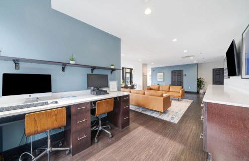 Upscale Charm PRIME LOCATION 7TH FLOOR SWEEPING CITY VIEWS FAST WIFI 24-7 Gym Lounge Roku - Foto 21