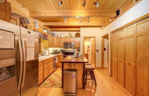 Private Cabin on 2 Acres Hot Tub, 10 Mi to Boone! - Foto 9