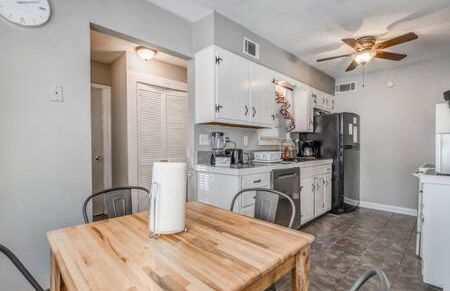 Mins from Parks Hiking & Dining- Brick Bungalow - Foto 25