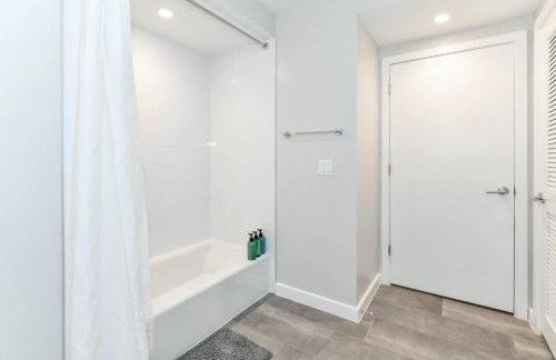 Urban 2BR Oasis with Scenic Rooftop and Gym - Foto 67
