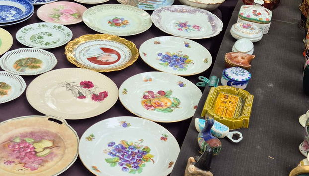 Platos antiguos en el Mercado Agrícola de Montevideo