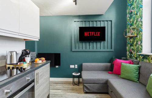 #115 ModernCity Escape Central Apartment- 10 mins to Royal Albert Dock Liverpool- Sleeps 4 - "Perfect for contractors and Families " - Foto 19