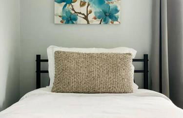 Green Roof Inn - Centrally Located 2BR/1BA Home - Foto 25