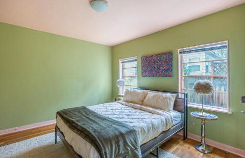 Cozy 2BR Home Near UNR with Large Deck & Parking - Foto 29