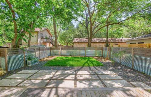 Authentic ATX Gem with Cowboy Pool, Vibe with Downtown & Local Eateries - Foto 2