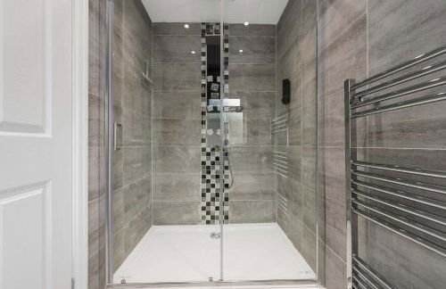 Lovely Greater MCR Family Home by City SuperHost - Photo 17