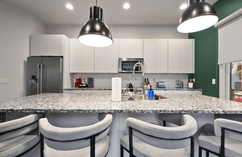 Modern Luxe Townhome with Rooftop Cinema - Foto 48