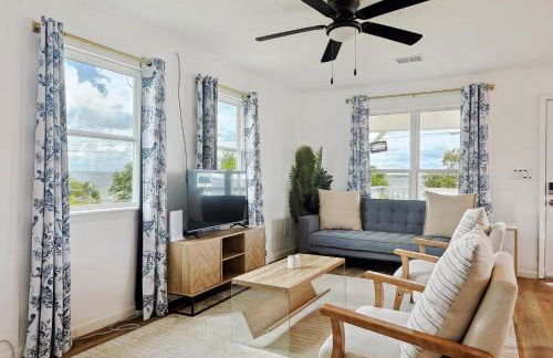 Tranquil Lakeside Escape 2 Bedrooms Patio Views - Photo 6