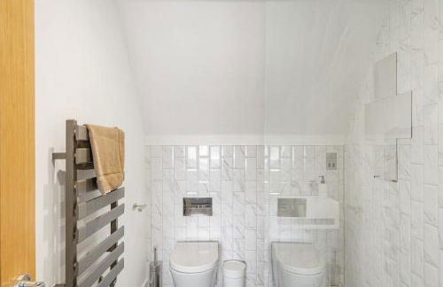 Stylish Apartment with Sea Views & Parking - Foto 14