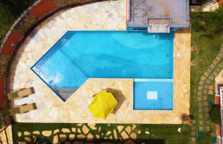 Belíssima Casa com extensa área externa - piscina, sauna, churrasqueira e campo de futebol - com 5 suítes e a 500 metros da Rua das Pedras - Foto 7