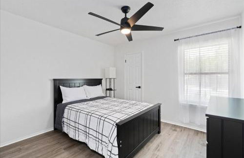 Super Comfy Home with Hot Tub! - Photo 25