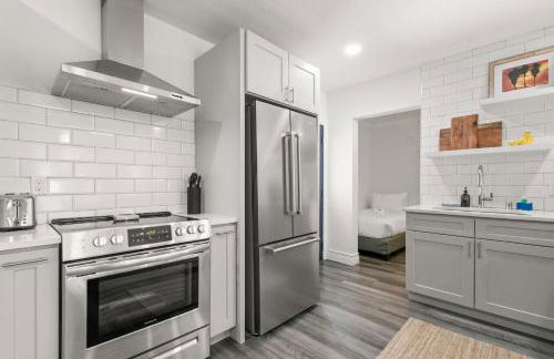 NEW SoHo Sanctuary - Gorgeous Apartment Steps to S Howard Ave with Fenced Yard - Foto 10