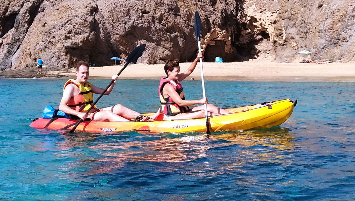 Kayak y snorkel en la playa de Papagayo desde Playa Blanca - Foto 1