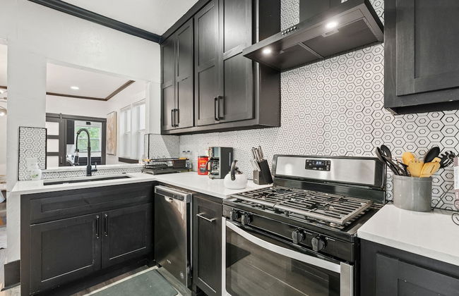 6BR Retreat Comfort Convenience Kitchen 16 - Photo 6