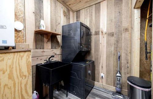 Cozy Wood-Interior Lodge with Screened Patio, Fire-Pit Table, Grill & Fast WiFi in Goreville, Illinois - Photo 21