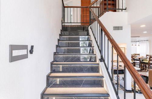 Family Fun 4-bedroom house House with Free Heated Pool & Hot Tub & Game Room & Mini Golf in Chandler - Foto 28