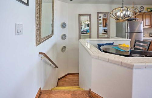 Quiet Avalon Getaway Villa with Ocean View and Balcony - Foto 16