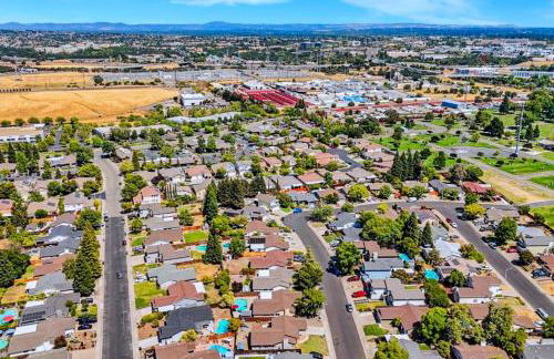 Spacious 4BR Family Home Free Parking, Fast WiFi, Near Galleria & Fountains - Foto 34