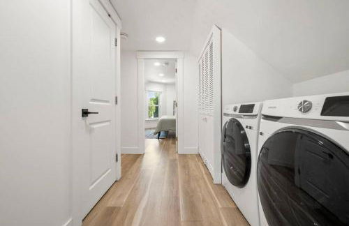 NYC Access 4BR Duplex Sleeps 10, Free Parking - Foto 52