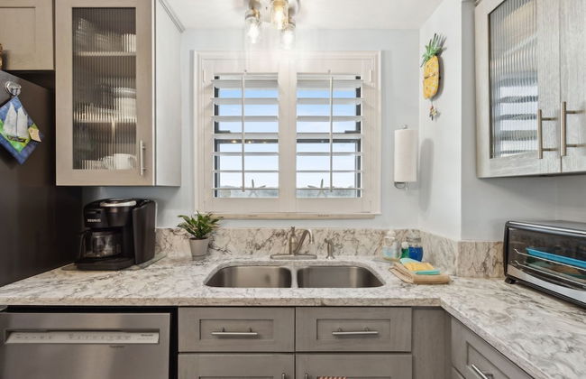 Beach Condo Miles-long Views Sand and Sea, Access to Private Fishing Pier by RedAwning - Foto 11