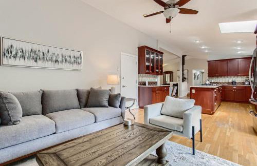 Spacious 4-bedroom home with outdoor deck - Foto 10