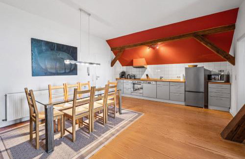 GUT KLETKAMP "Storchennest" - Ferienwohnung im Schlossturm mit 3 Schlafzimmern I Panorama-Turmzimmer mit Naturblick I Gemeinschaftsgarten I 15 Min zur Ostsee I Küche I Parkplatz I WLAN - Foto 5