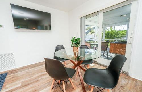 Cozy Beach Walk Home 3BR 2BA + Priv Yard + SmartTV - Foto 24